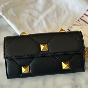 🎊SOLD🎊 VALENTINO GARAVANI Roman Stud leather wallet on chain black bag